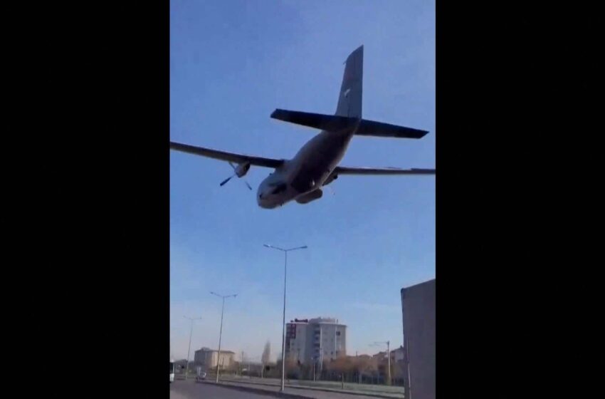  Un avion militaire turc survole les rues et les champs