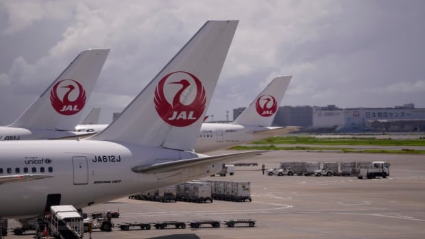  Un avion prend feu sur la piste de l’aéroport japonais de Haneda