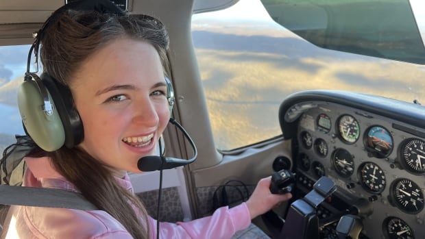  Un pilote adolescent survole l’Australie en solo pour faire valoir ce que les femmes peuvent faire