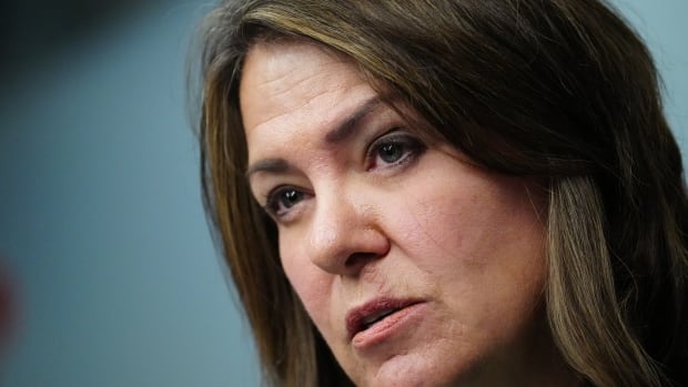  Danielle Smith et les libéraux échangent des coups de feu sur les politiques transgenres lors de son voyage à Ottawa