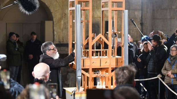  Des centaines de personnes se rassemblent pour entendre les accords d’orgue changer des décennies en une pièce de 639 ans