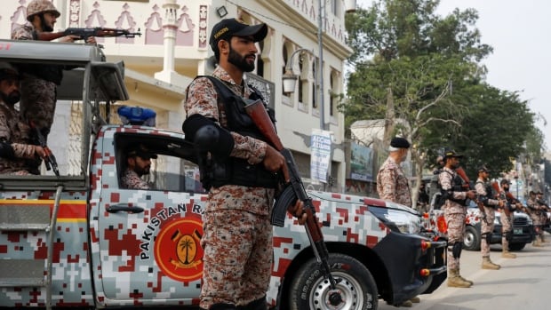  Deux attentats à la bombe contre des bureaux électoraux font 26 morts au Pakistan la veille des élections