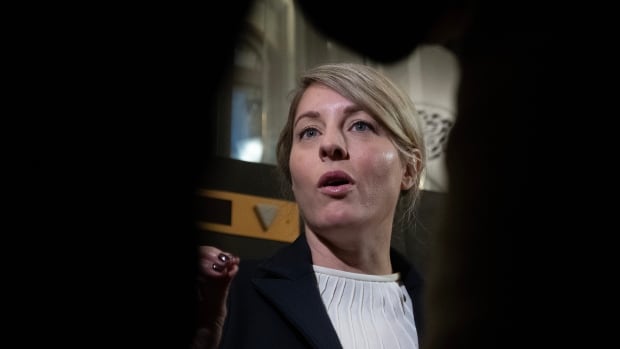  Joly demande plus de financement pour embaucher des diplomates canadiens alors que les libéraux réduisent les dépenses
