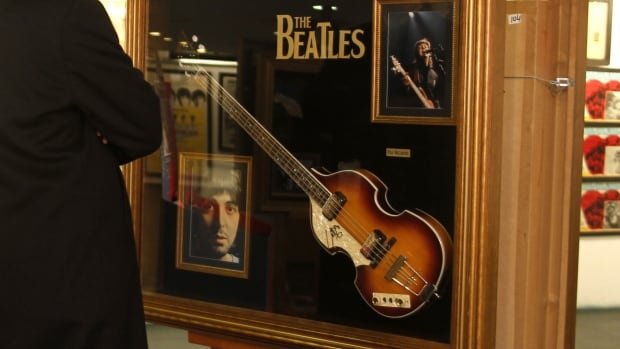  La basse des Beatles volée est rendue à Paul McCartney 51 ans plus tard