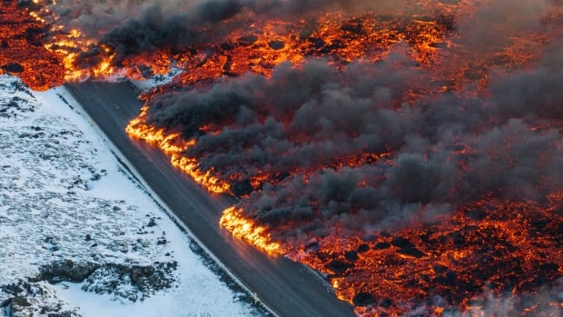  Le célèbre Blue Lagoon d’Islande évacué alors que le volcan entre en éruption pour la troisième fois