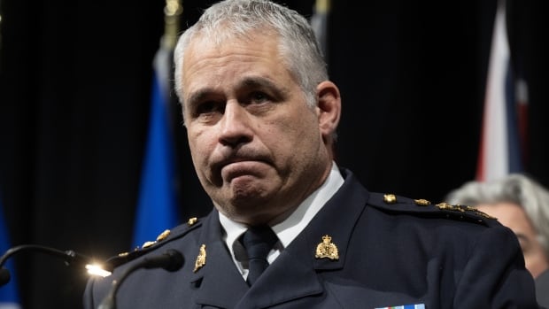  Le chef de la GRC affirme que la force est « vulnérable » aux fuites après l’arrestation d’un gendarme en Alberta