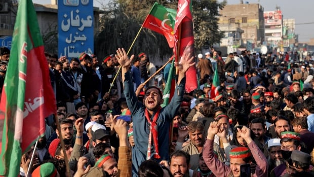  Le parti d’Imran Khan a déjoué tous les pronostics aux élections au Pakistan avec de solides résultats