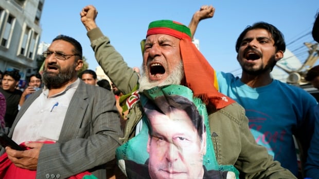  Les alliés de l’ancien Premier ministre Imran Khan remportent la plus grande part des sièges lors du décompte final des élections au Pakistan