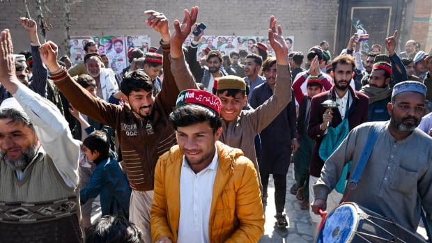  Les candidats soutenus par l’ancien Premier ministre emprisonné Imran Khan mènent les élections au Pakistan