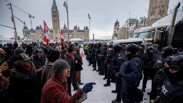  Les organisateurs du convoi veulent que la commission de police d’Ottawa paie tout dommage dans le cadre d’un recours collectif