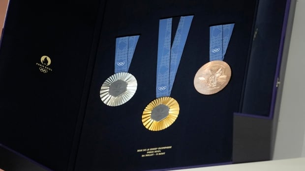  Médailles olympiques et paralympiques de Paris incrustées de morceaux de la Tour Eiffel