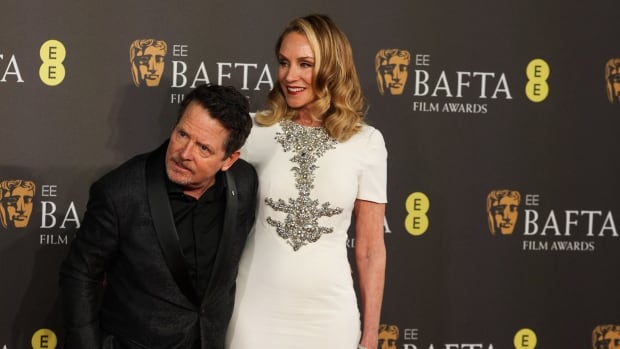  Michael J. Fox reçoit une standing ovation pour son apparition surprise sur scène aux BAFTA