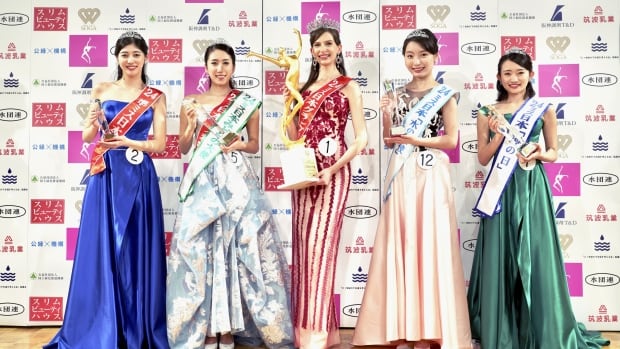  Miss Japon, d’origine ukrainienne, renonce à son titre après qu’un magazine a révélé une liaison