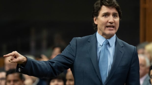  Poilievre affirme que Trudeau dissimule des erreurs dans un laboratoire de haute sécurité, le Premier ministre accuse son rival de cracher des complots
