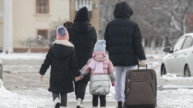  Québec demande à Ottawa 1 milliard de dollars pour couvrir la hausse des coûts des demandeurs d’asile