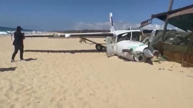  Un homme tué et quatre Canadiens blessés après l’atterrissage d’un avion sur une plage mexicaine