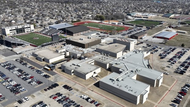  Un lycéen non binaire est mort un jour après une bagarre dans les toilettes du lycée en Oklahoma