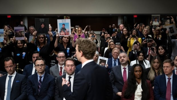  Zuckerberg présente ses excuses aux familles lors d’une audition houleuse du Sénat américain sur la sécurité des enfants sur les réseaux sociaux