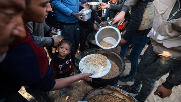  Avec peu de nourriture, les familles de Gaza rompent le jeûne du Ramadan avec ce qu’elles peuvent