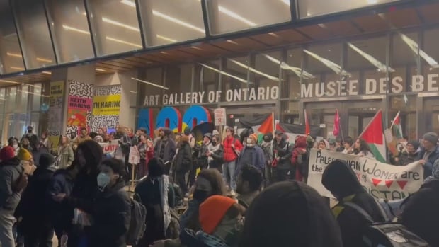  Des manifestants pro-palestiniens perturbent la réception à Toronto organisée par Trudeau pour le Premier ministre italien Meloni