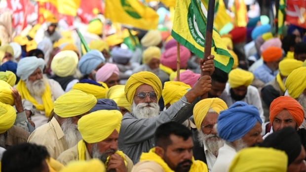  Des milliers d’agriculteurs indiens manifestent à New Delhi pour exiger des prix minimum pour les récoltes.