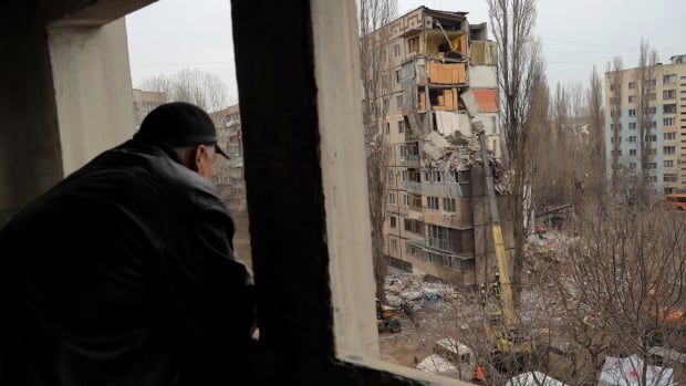  L’Ukraine affirme que les débris du crash d’un drone russe ont touché un immeuble, tuant 4 personnes