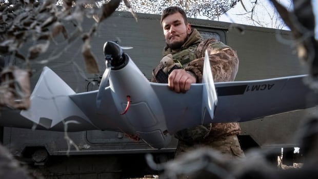  L’Ukraine frappe une raffinerie russe à près de 800 km de la frontière alors que la sophistication des drones augmente