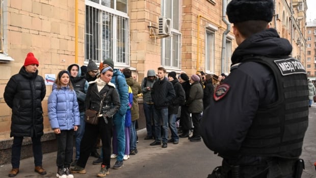  L’arrivée des Russes dans les bureaux de vote et les bulletins de vote annulés dans le cadre de manifestations pacifiques anti-Poutine