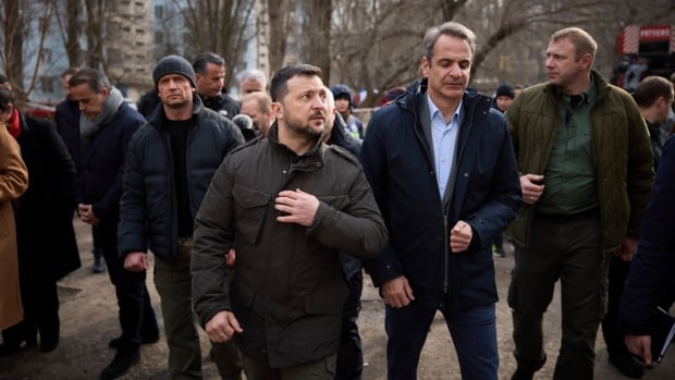  Le dirigeant grec affirme son soutien à l’Ukraine, alors que la frappe frappe à proximité lors de sa visite à Odessa avec Zelensky