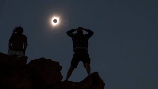  Les chasseurs d’éclipse solaire parcourent le monde pendant quelques minutes à l’ombre de la lune