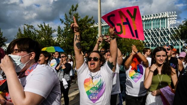  Les enseignants de Floride peuvent « dire gay » en classe après le règlement du procès
