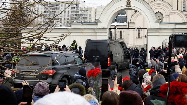  Les partisans d’Alexeï Navalny et les personnes en deuil se réunissent à Moscou pour les funérailles du chef de l’opposition russe