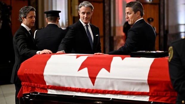  Mark Mulroney dit que sa famille « aimait » entendre les histoires des Canadiens sur l’ancien Premier ministre