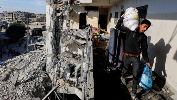  Une frappe aérienne israélienne frappe un immeuble de 12 étages à Rafah, selon les habitants