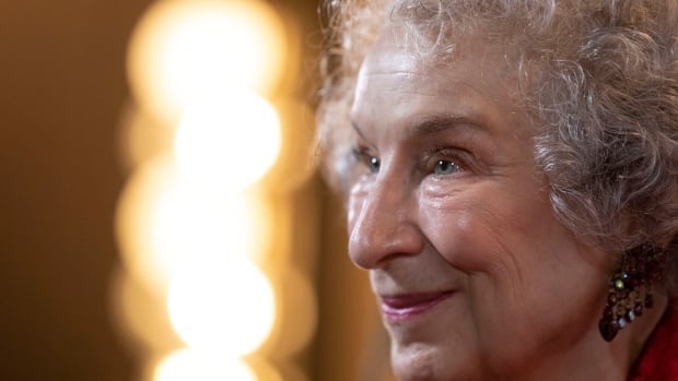  Virani défend le projet de loi sur les préjudices en ligne après que Margaret Atwood ait mis en garde contre le risque de « crime de pensée »